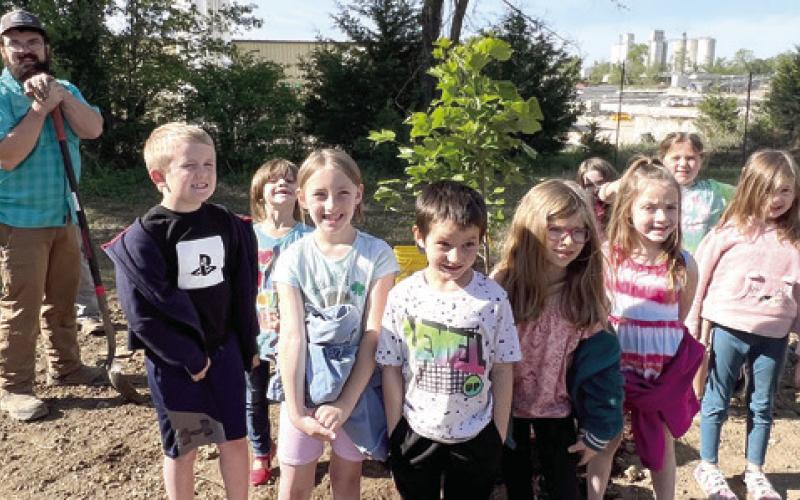 Park Elementary students, Liberty Utilities plant trees