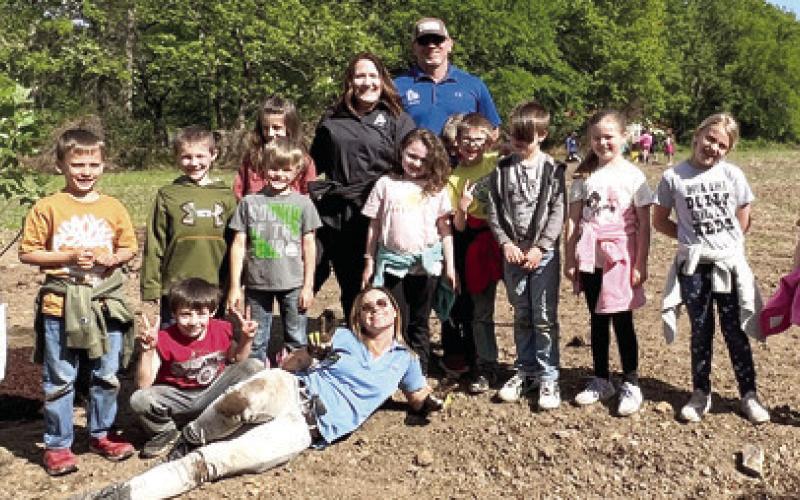 Park Elementary students, Liberty Utilities plant trees