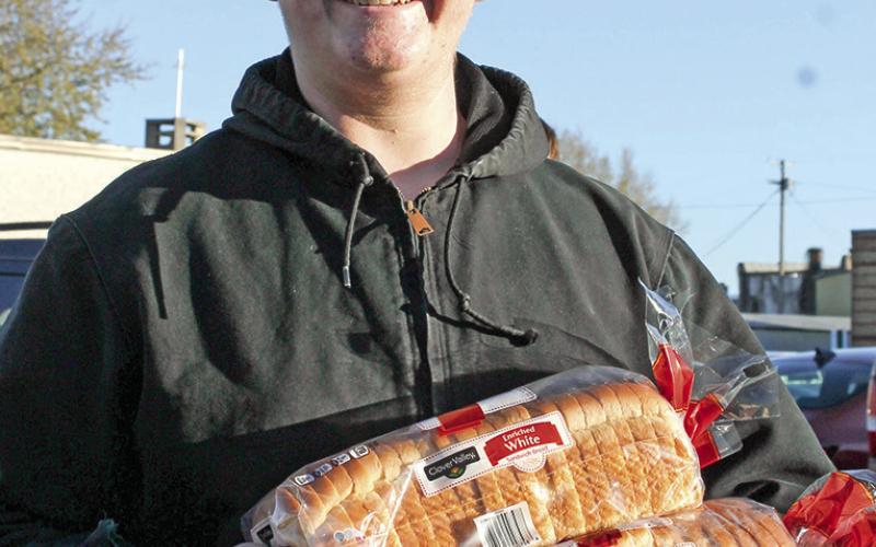 Volunteers distribute Thanksgiving boxes to community