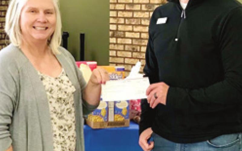 American Bank donates to Baxter food pantry