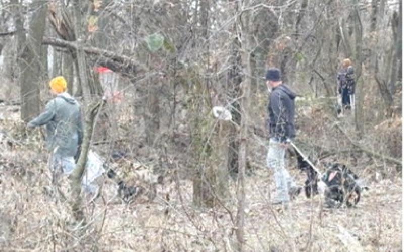 Baxter Springs has become the Disc Golf capital of Southeast Kansas with two courses. Last week-end the course on the west edge of Baxter Springs was crowded with golfers. The other course in Kiwanis Park and Riverside was also busy with the disc throwers.
