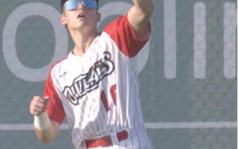 Landin Midgett Outlaw outfield catch. Courtesy photo.