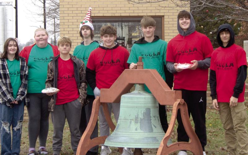Delivering cookies to businesses in Columbus was on the agenda for members of Columbus Unified High School’s Family, Careers and Community Leaders. The group made cookies and delivered them around town, wishing everyone a Merry Christmas.
