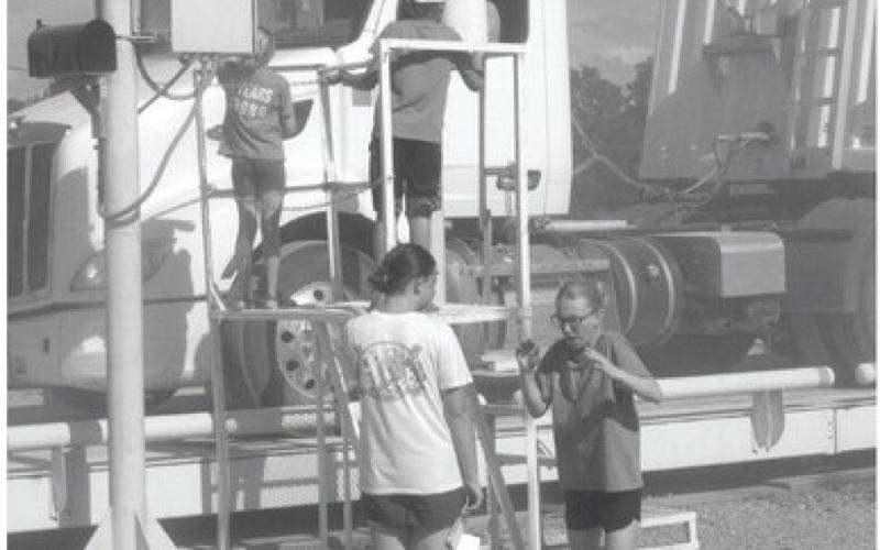 Members of Spring Valley Sparklers 4-H Club helped hand out meals to farmers at Coop Thursday.