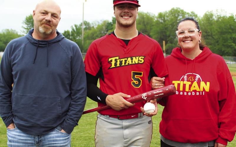 Titan Baseball recognizes seniors, win league title