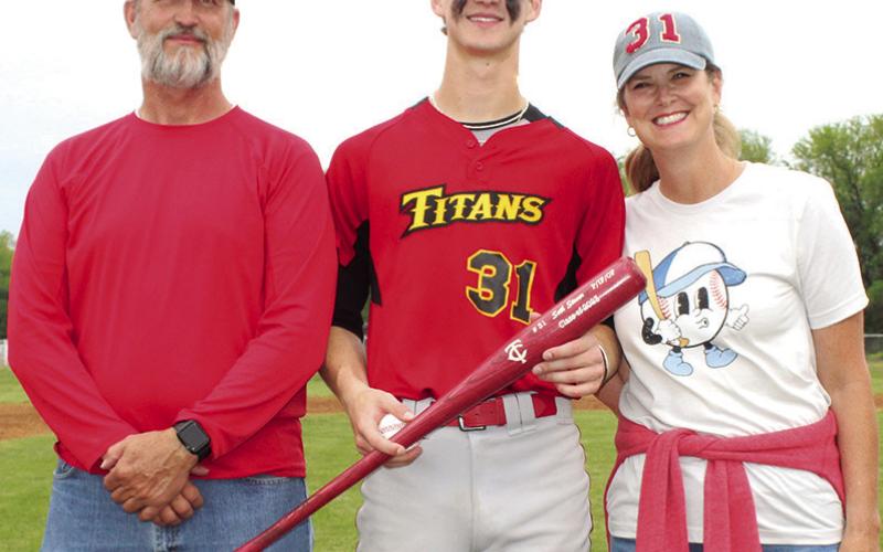 Titan Baseball recognizes seniors, win league title
