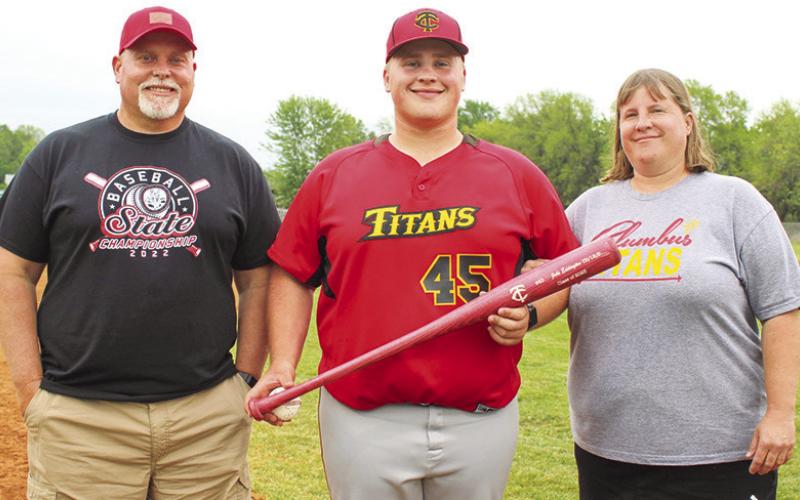 Titan Baseball recognizes seniors, win league title