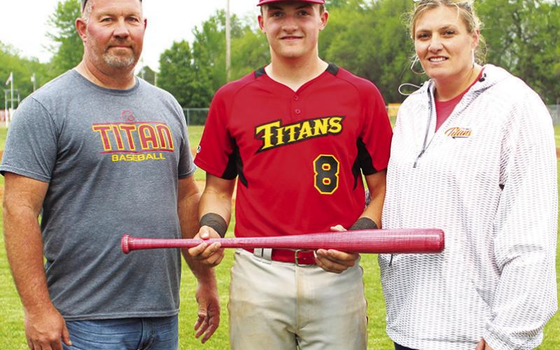 Titan Baseball recognizes seniors, win league title