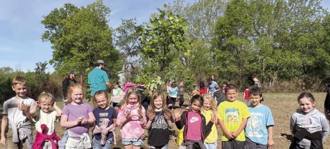 Park Elementary students, Liberty Utilities plant trees