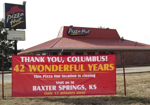 A sign stands in front of the former Columbus Pizza Hut announcing their closure. After 42 years the restaurant was closed abruptly Sunday. News Report photo by Tanya Woolsey.