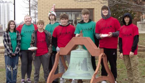 Delivering cookies to businesses in Columbus was on the agenda for members of Columbus Unified High School’s Family, Careers and Community Leaders. The group made cookies and delivered them around town, wishing everyone a Merry Christmas.
