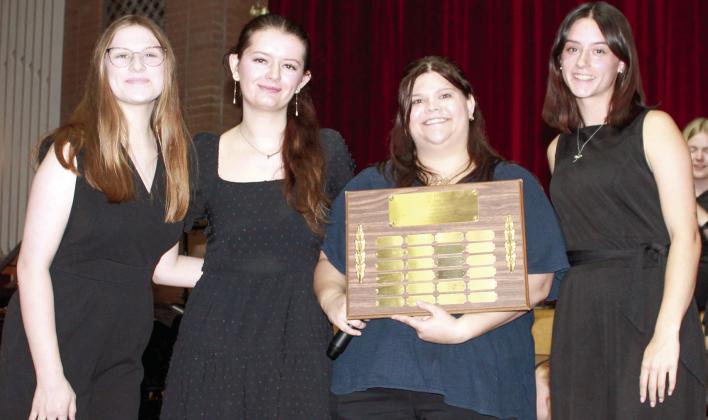 Columbus choir members earn awards at final concert