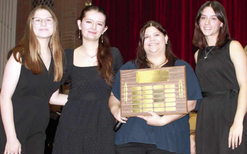 Columbus choir members earn awards at final concert