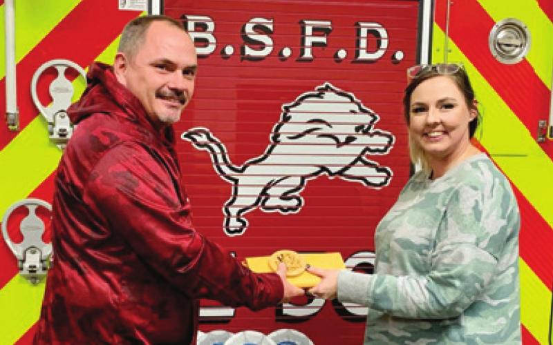 A Frisbee’s and Firefighter’s Fundraiser for Malachi Brown was held January 8 at the recently installed disc golf course at Kiwanis Park in Baxter Springs. Brown was a Baxter Springs Firefighter who died from injuries received in a structure fire. Baxter Springs Disc Golf Club president Charles Rector presented a check for $2,685 to Jessica Brown. Disc golfers traveled from as far as Kansas City, Mo., to participate in the tournament. Photo by Dee Riley.