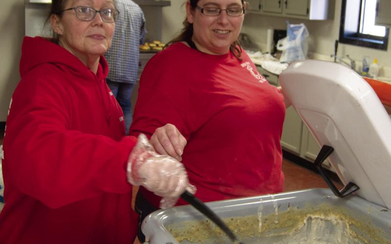 Baxter Springs Fire Department Auxiliary serves breakfast
