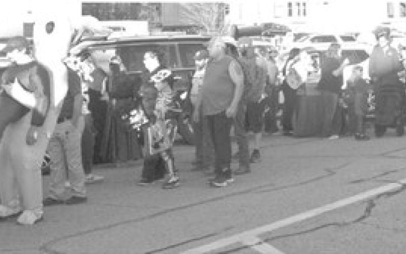 This year’s trunk or treat on the square may have had the longest lines yet. The crowd wrapped from Pine Street, down Kansas Avenue and around the corner and all the way down Maple to Pennsylvania, and people were still joining the line.