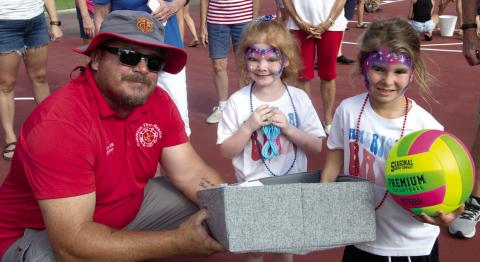 The winners of the Freedom Fest girls Turtle Races six years old and under were Bella Buntin, of Oklahoma City with first place and Brielle Brownlee of Santa Rosa, California travelled to compete in the Freedom Fest games. Presenting the prizes was J.D. Miner.
