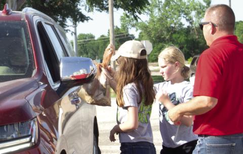4-H Club members Cora Welch and Riley Holmes take an order during the Columbus Chamber of Commerce Feed the Farmers day on last Thursday. The annual program is the Chamber member’s salute to the agriculture community and what it means to the area.