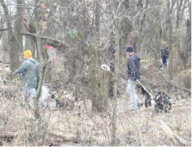 Baxter Springs has become the Disc Golf capital of Southeast Kansas with two courses. Last week-end the course on the west edge of Baxter Springs was crowded with golfers. The other course in Kiwanis Park and Riverside was also busy with the disc throwers.