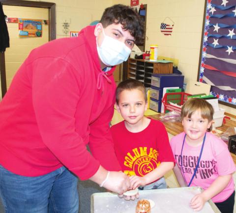 Students make personal pizzas