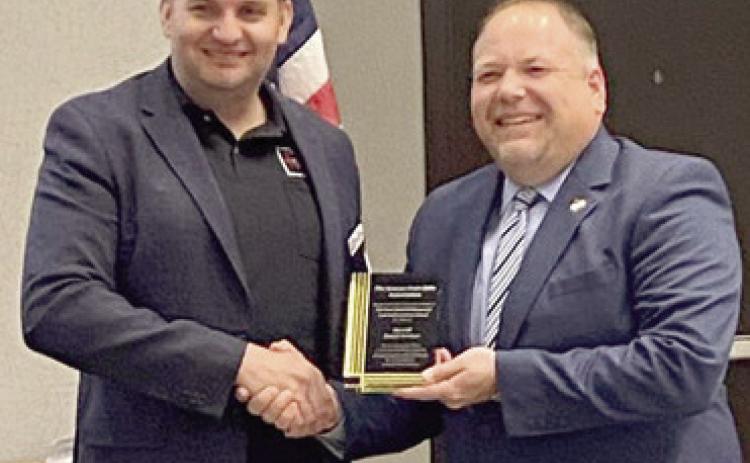 KSRA President Travis Couture-Lovelady presenting the Kent Radcliff Memorial Law Enforcement Award to Cherokee County Sheriff David Groves. Courtesy photo.