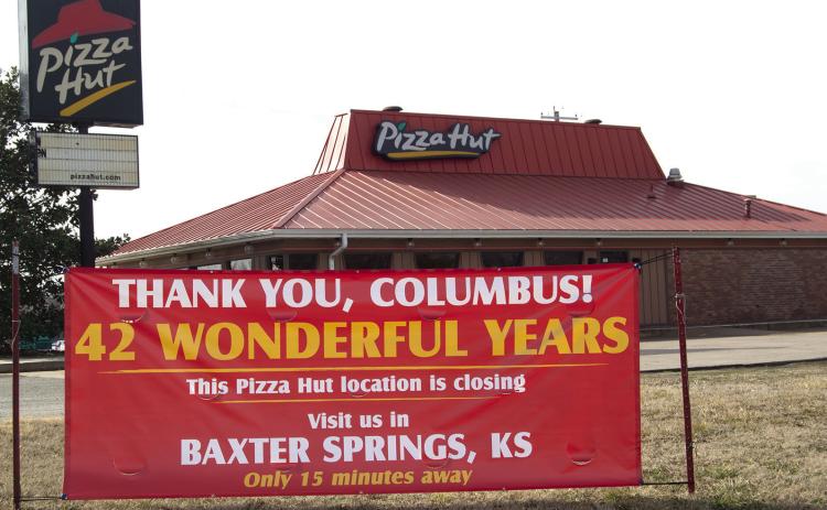 A sign stands in front of the former Columbus Pizza Hut announcing their closure. After 42 years the restaurant was closed abruptly Sunday. News Report photo by Tanya Woolsey.