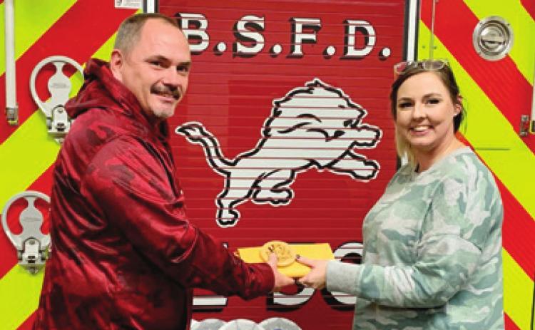 A Frisbee’s and Firefighter’s Fundraiser for Malachi Brown was held January 8 at the recently installed disc golf course at Kiwanis Park in Baxter Springs. Brown was a Baxter Springs Firefighter who died from injuries received in a structure fire. Baxter Springs Disc Golf Club president Charles Rector presented a check for $2,685 to Jessica Brown. Disc golfers traveled from as far as Kansas City, Mo., to participate in the tournament. Photo by Dee Riley.