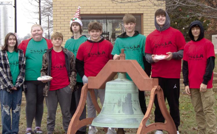 Delivering cookies to businesses in Columbus was on the agenda for members of Columbus Unified High School’s Family, Careers and Community Leaders. The group made cookies and delivered them around town, wishing everyone a Merry Christmas.