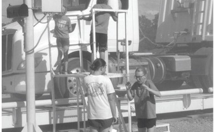 Members of Spring Valley Sparklers 4-H Club helped hand out meals to farmers at Coop Thursday.
